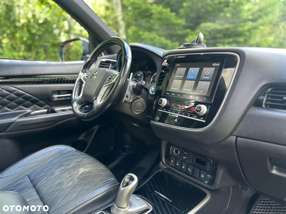 Mitsubishi Outlander Instyle NAVI + - 7
