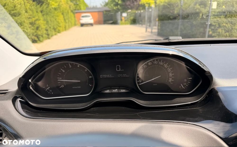 Peugeot 208 1.2 PureTech Allure - 21