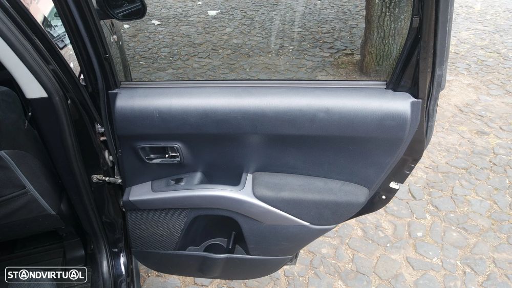 Mitsubishi Outlander 2.0 DI-D Intense 4WD - 38