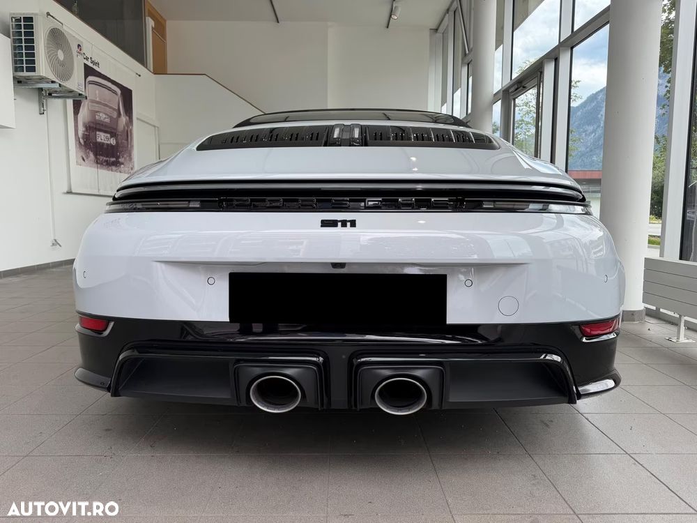 Porsche 911 Carrera 4 GTS PDK - 4