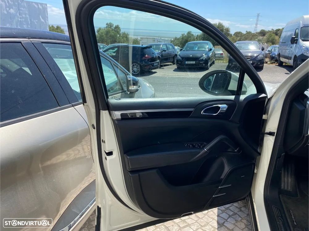 Porsche Cayenne S Hybrid - 12