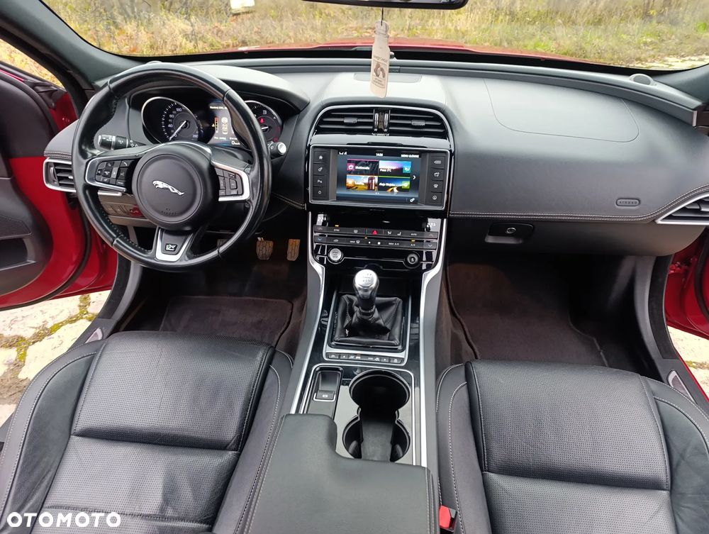 Jaguar XE 20d R-Sport - 22