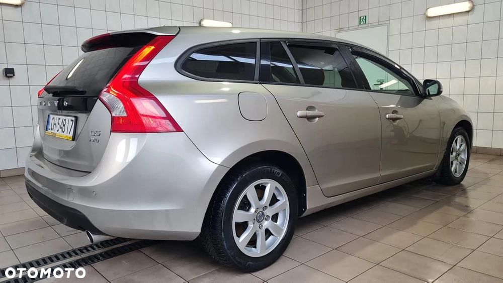 Volvo V60 D5 AWD R-Design Momentum - 5