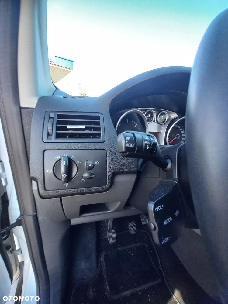 Ford Kuga - 12