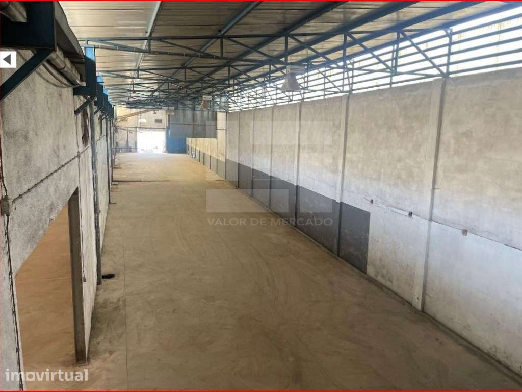O armazém, está implantado em terreno com 2.149 m². - Grande imagem: 5/6