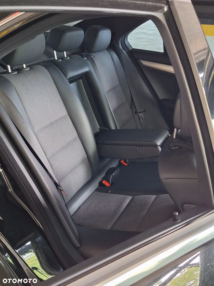 Mercedes-Benz Klasa C 180 CGI BlueEFFICIENCY Avantgarde - 12