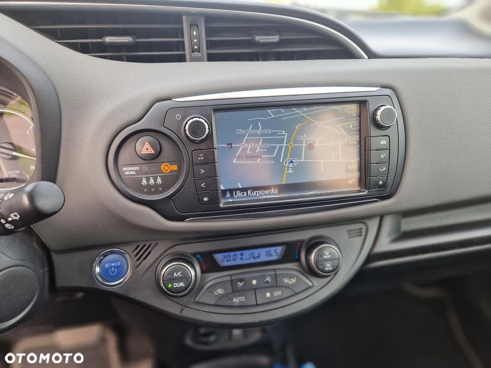Toyota Yaris Hybrid 100 Premium - 10