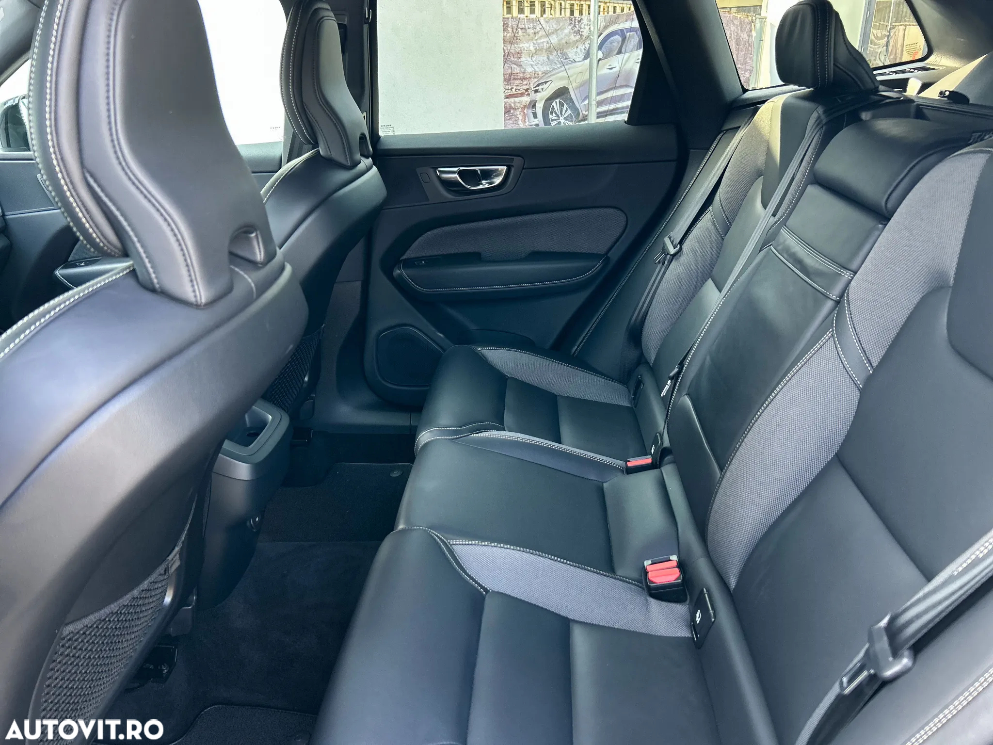 Volvo XC 60 B4 MHEV AT8 AWD R-Design - 15