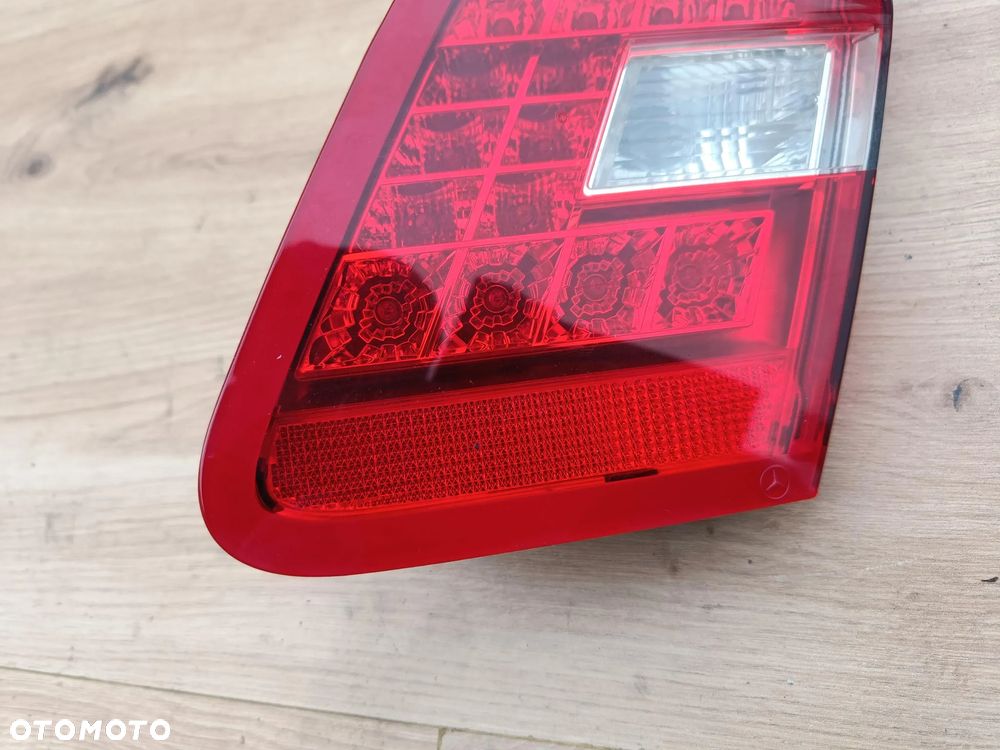 MERCEDES W212 SEDAN LAMPA TYLNA W KLAPĘ PRAWA LED TYŁ - 2
