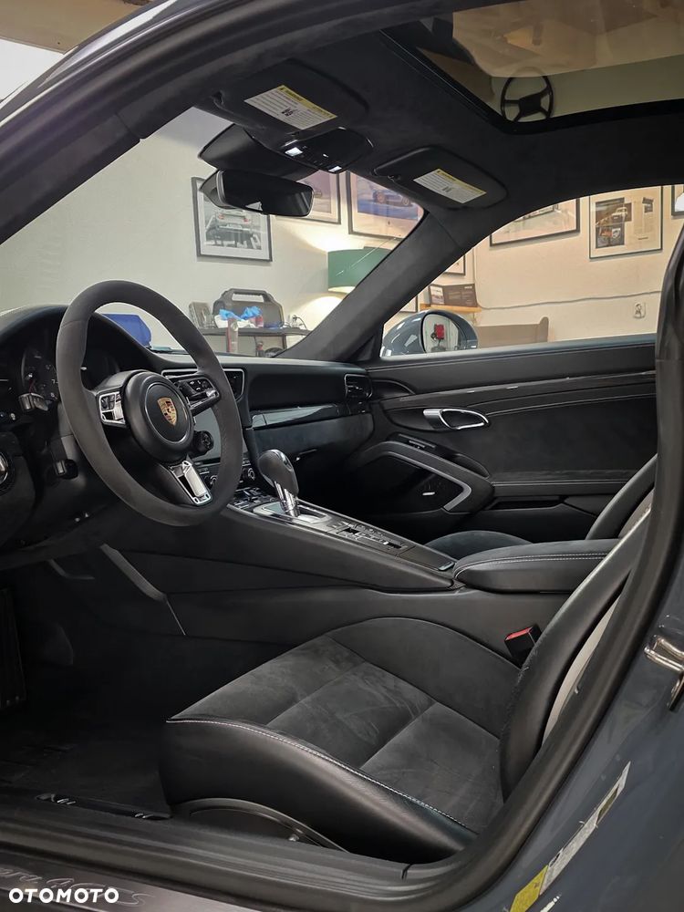 Porsche 911 Carrera 4 GTS PDK - 8
