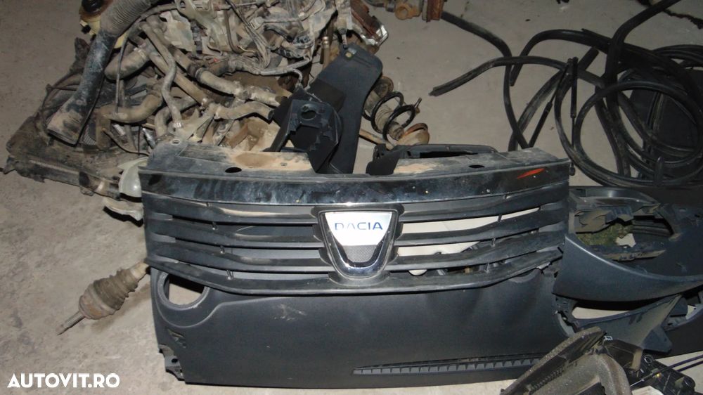Grila bara fata Dacia Sandero an 2008-2012 - 1
