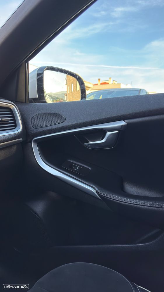 Volvo V40 D2 R Design - 10