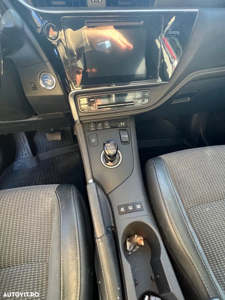 Toyota Auris 1.8 L VVT-i Hybrid Sol + - 12