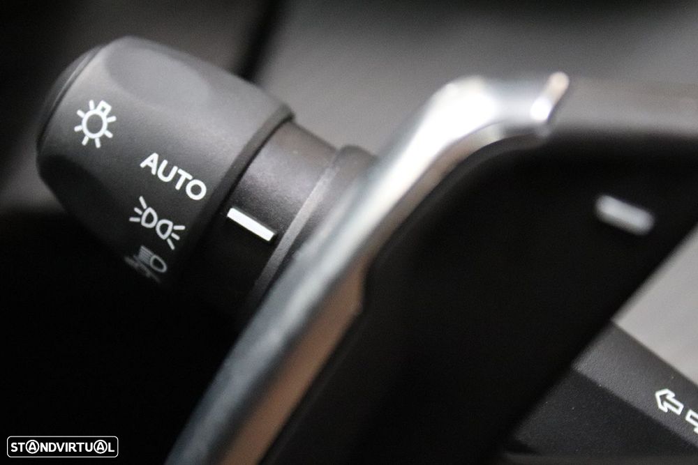Peugeot 2008 1.2 PureTech Allure EAT8 - 17