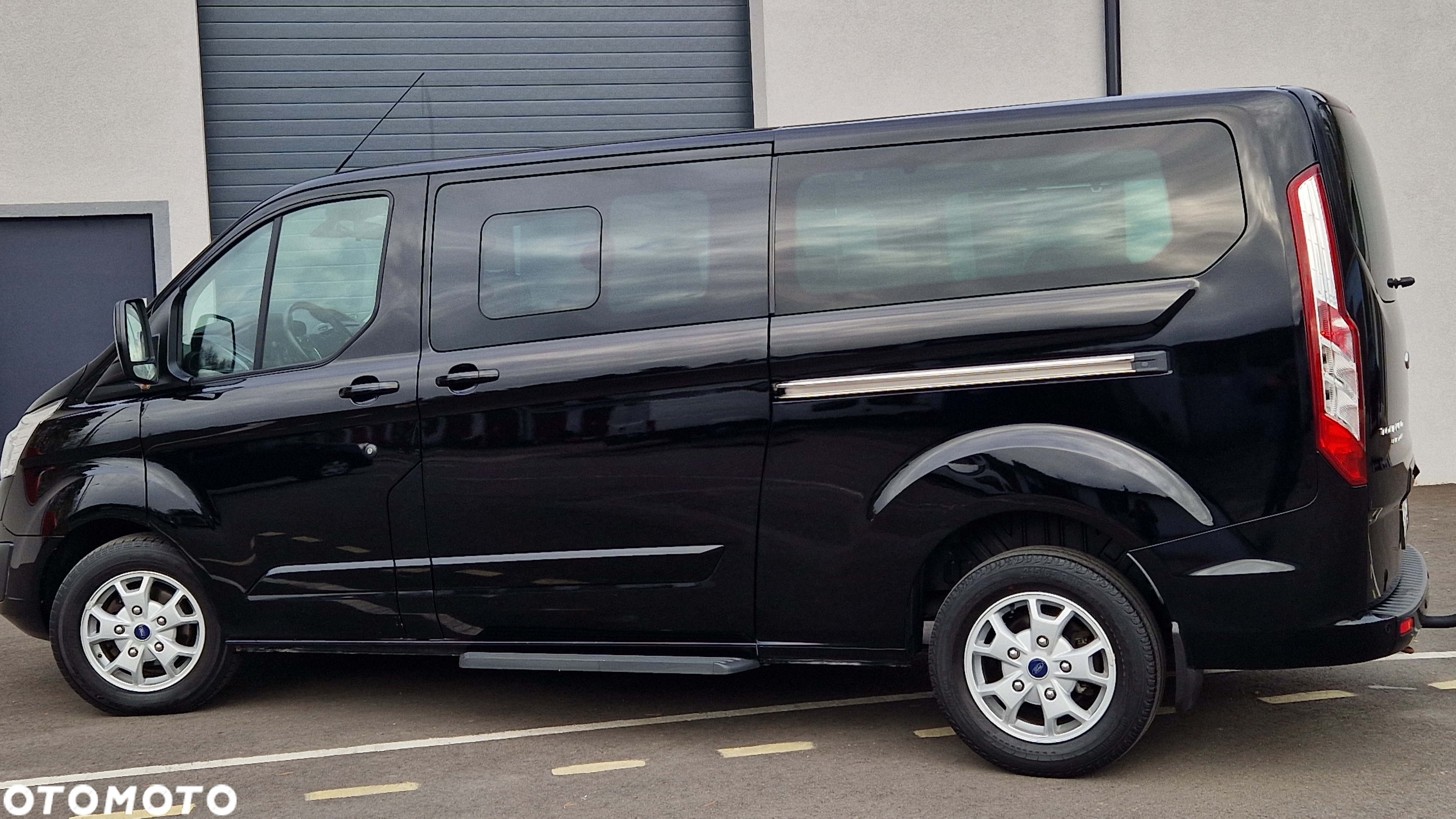 Ford Tourneo Custom 2.0 EcoBlue L2 Shuttle Bus Titanium - 17