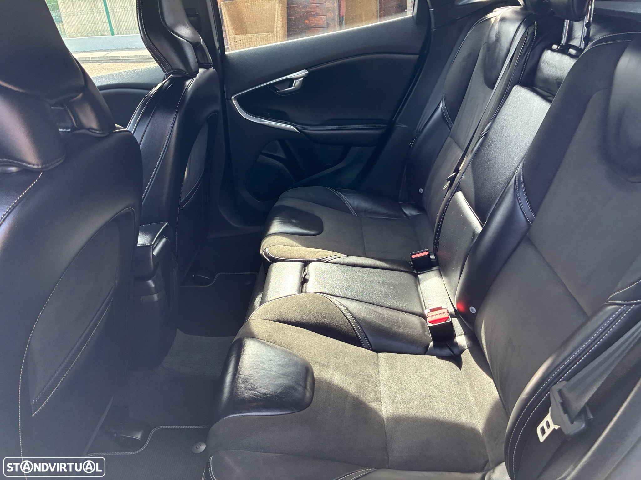 Volvo V40 1.6 D2 R-Design Momentum - 4