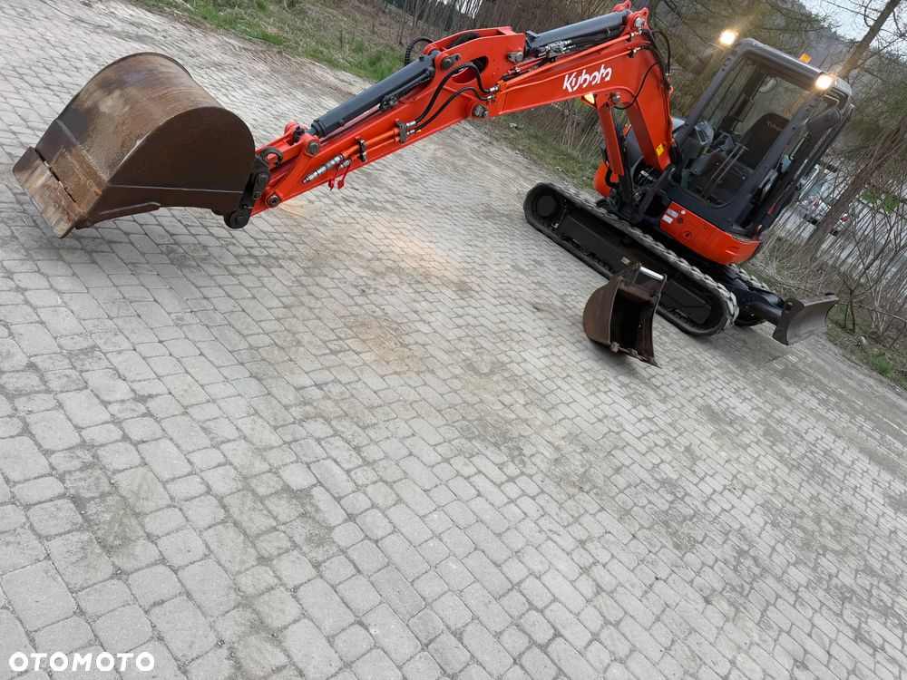 Kubota U55-4. koparka 5,5 tony. 2016 rok. 2300 mtg! KLIMATYZACJA. Długie ramie plus! 3sekcje Hydrauliczne. zamki na tłokach. Koparka Jak nówka sztuka. Zadbana zero zużycia. Z gospodarstwa Norweskiego. Zmiana łyżek Hydrauliczna. LENHOFF. Ani deka luzów wycieków. Szybka wolna jazda. Gąski perfekt stan. OKAZJA TANIO. Aktualna Dekra. Po serwisach eksploatacyjnych. Mocny silnik Kubota 4 cylindry! Zamki na tłokach. Wielka Okazja - 40