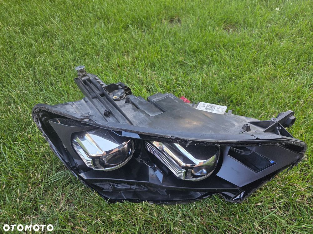 Uszkodzony prawy reflektor passat b8 - 1