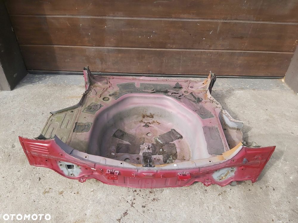 Toyota Auris II pas tył tylny wanna podłoga KOMBI 12 - 18r - 1