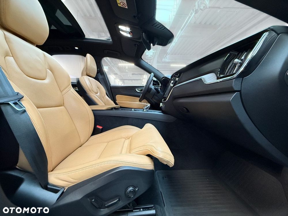 Volvo XC 60 B4 D AWD Plus Dark - 24
