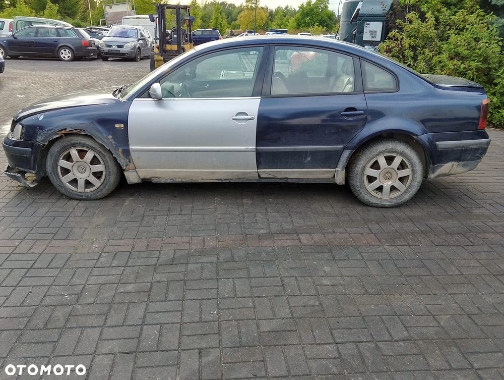 Volkswagen Passat B5 Przed Lift (97-00r.) 1.9 TDI 110KM. Silnik AFN Skrzynia DHF lakier LN5Y.Cały na części. GWARANCJA !!! Przód Tył Zestaw Komplet Drzwi Klapa Zderzak Błotnik Maska Grill Atrapa Szyba Pas Lampa Lusterko Boczki Fotel Kanapa Kokpit Deska Rozdzielcza Przełącznik Włącznik Sterownik Przewody Wiązka Instalacja Moduł Komputer Czujnik Listwa Pompa Alternator Wtryski Głowica Rozrusznik Kompresor Sprzęgło Dwumas Silnik Skrzynia ABS Klimatyzacji Paliwa Wspomagania Kolektor Turbina Przepustnica Zawór Chłodnica Koło Hak Belka Sanki Zawieszenie Mcpherson Półoś Amortyzator Wydech Tłumik Zacisk Most - 5