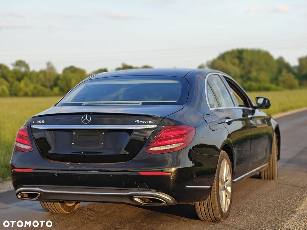 Mercedes-Benz Klasa E 300 9G-TRONIC Exclusive - 4