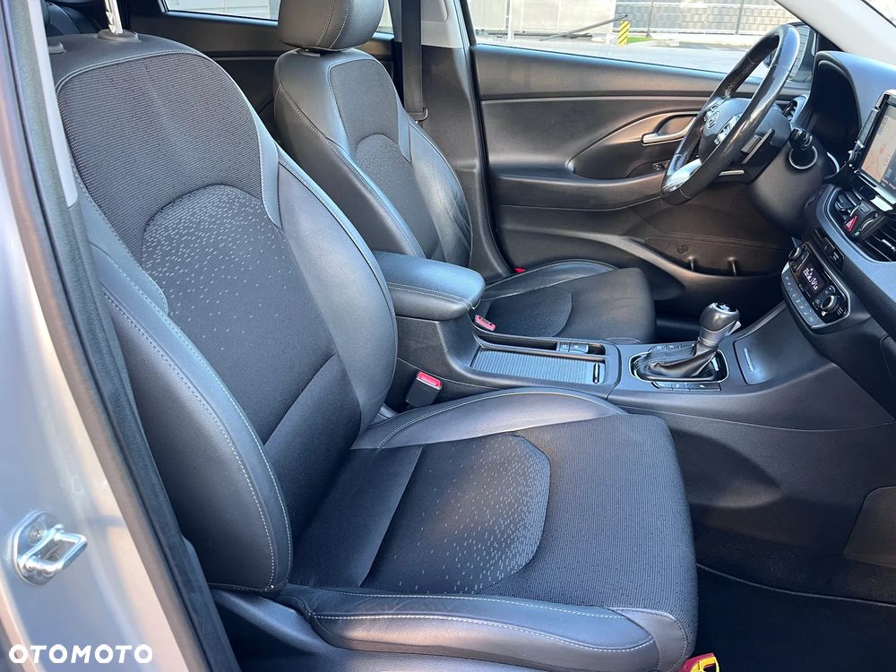 Hyundai i30 1.6 D Premiere Luxury DCT - 23