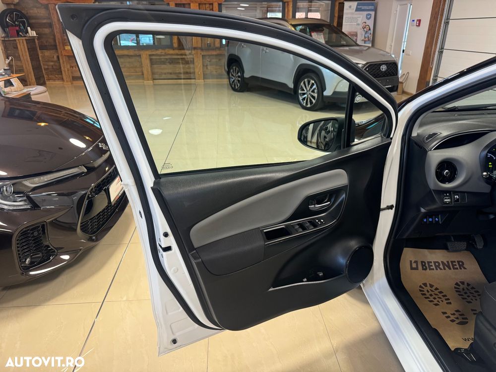 Toyota Yaris 1.5 VVT-i HSD Bi-Tone G&B - 29