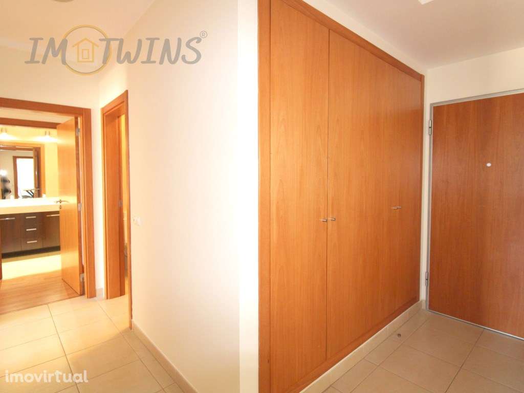 Arrenda-se T2 com estacionamento privado e piscina - Grande imagem: 2/18