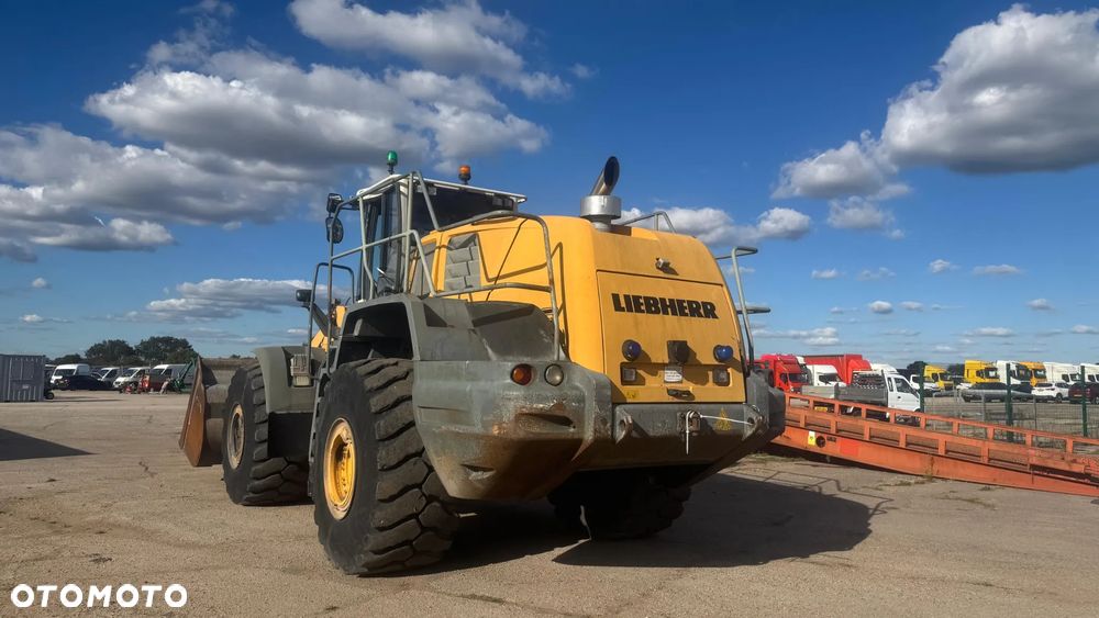 Liebherr L 586 2012 - 7