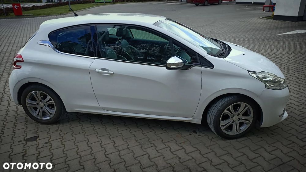 Peugeot 208 e-HDi 92 Stop&Start Allure - 2