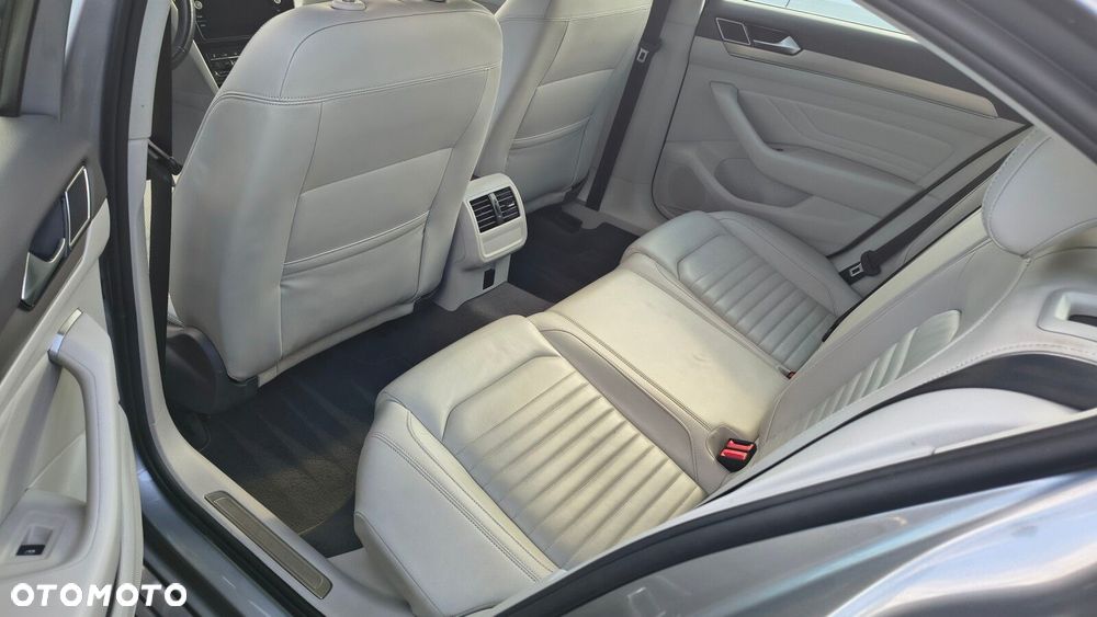 Volkswagen Passat - 12