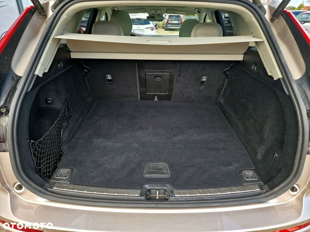 Volvo XC 60 T6 Plug-In Hybrid AWD Ultra Dark - 36