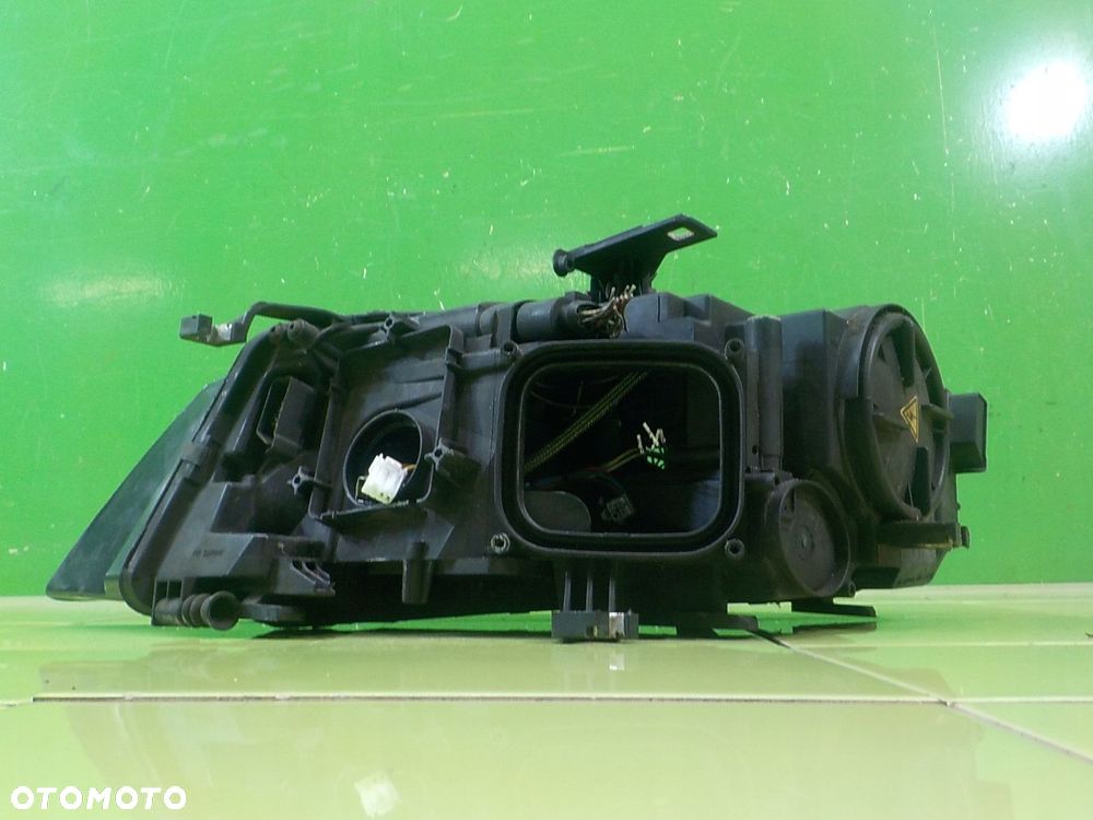 AUDI A4 B8 S-LINE 1.8 TFSI 08r SEDAN XENON lampa prawa przod 8K0941004D - 4
