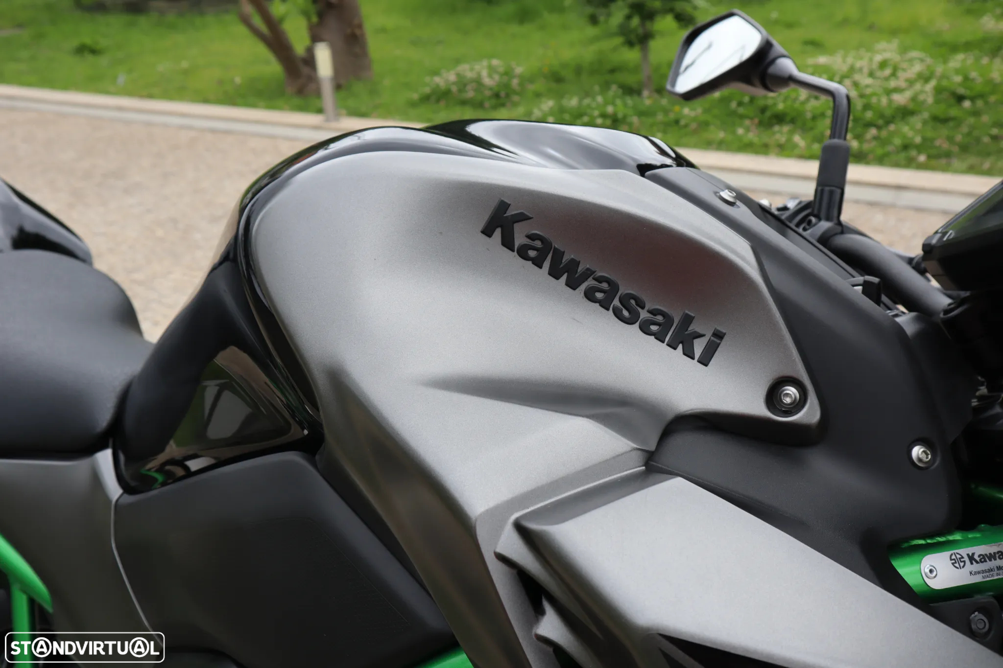 Kawasaki ZR 900F - 9