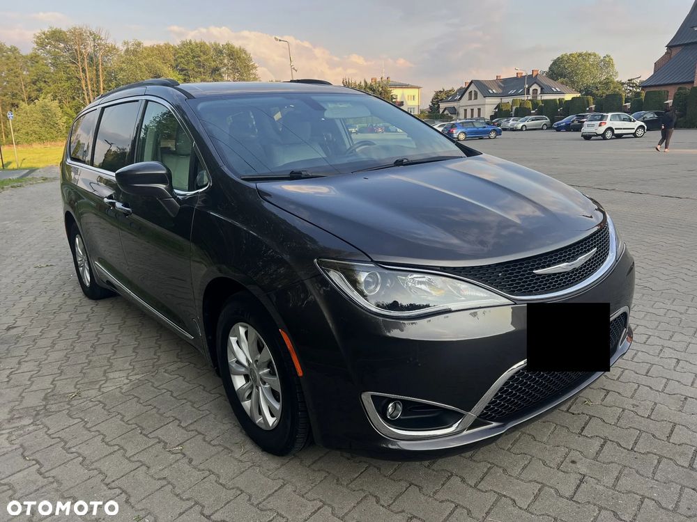 Chrysler Pacifica - 1