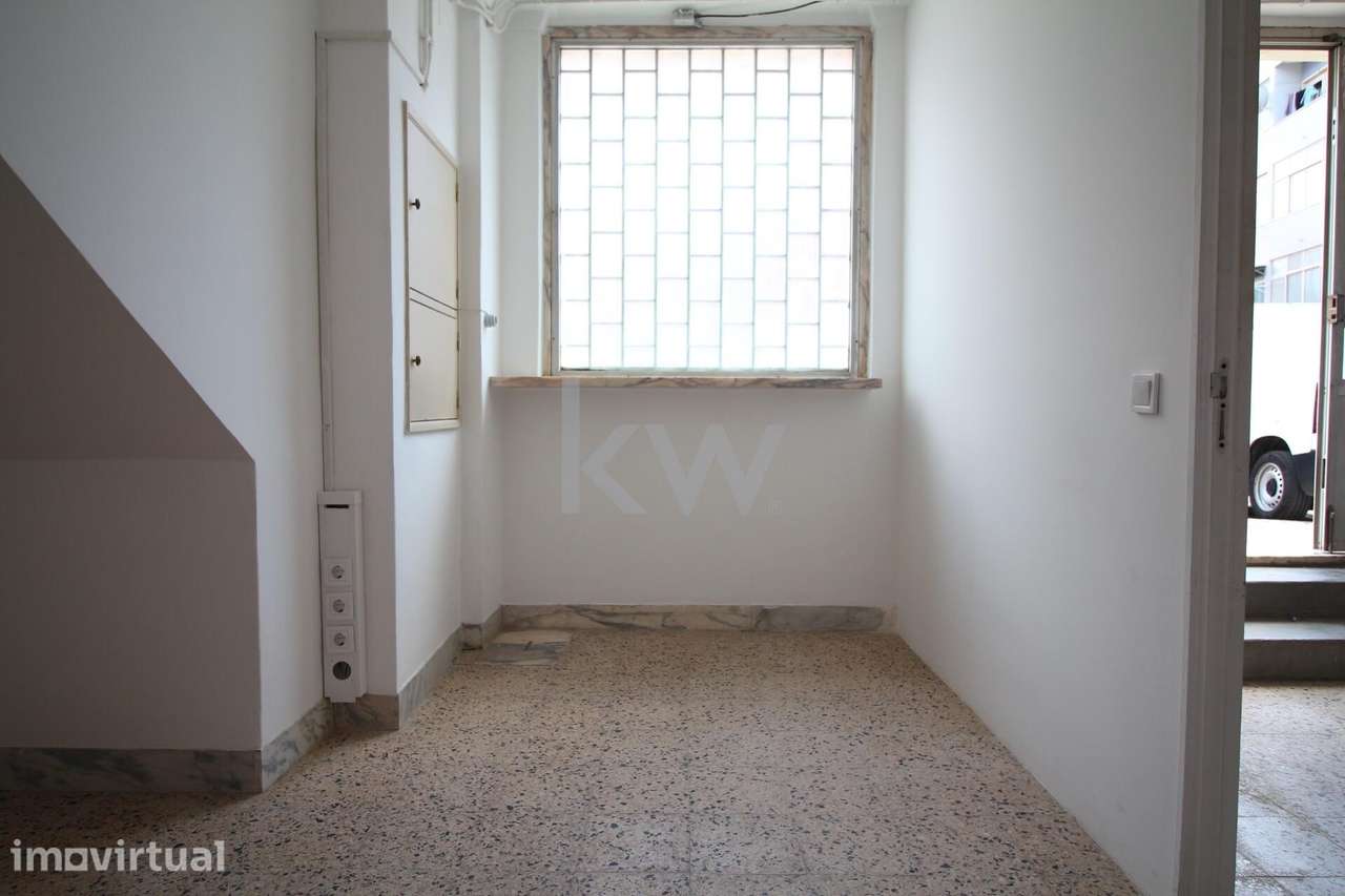 Armazém ou Loja no Cacém junto ao centro de saúde - Grande imagem: 4/12