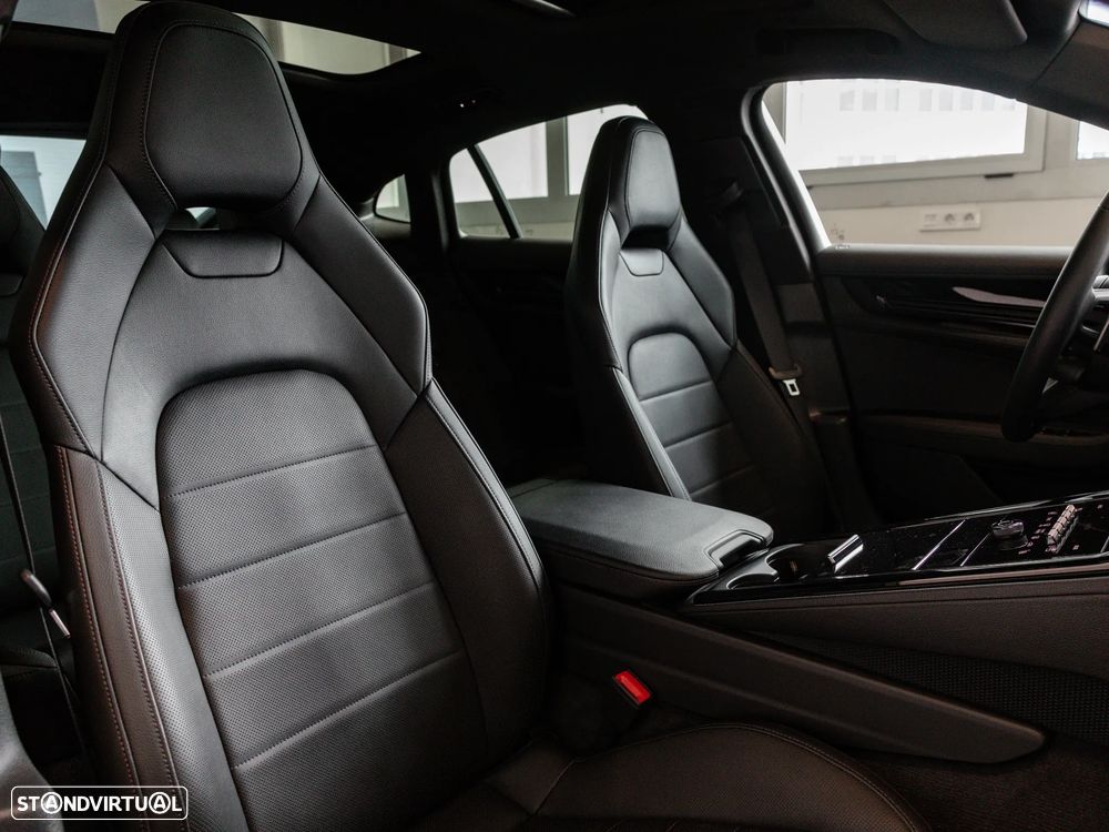 Porsche Panamera 4 E-Hybrid - 38