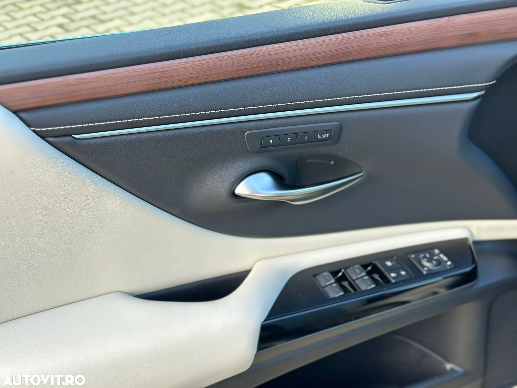 Lexus Seria ES 300h 2.5 TNGA HV 25H- 4X2 CVT Executive - 24