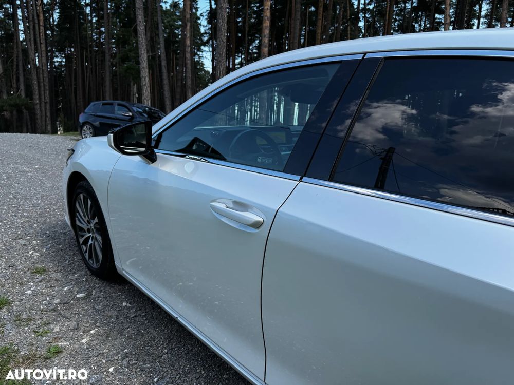 Lexus Seria ES 300h 2.5 TNGA HV 25H- 4X2 CVT Business - 6