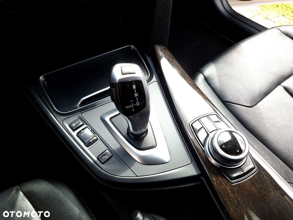 BMW Seria 3 320i Luxury Line - 26