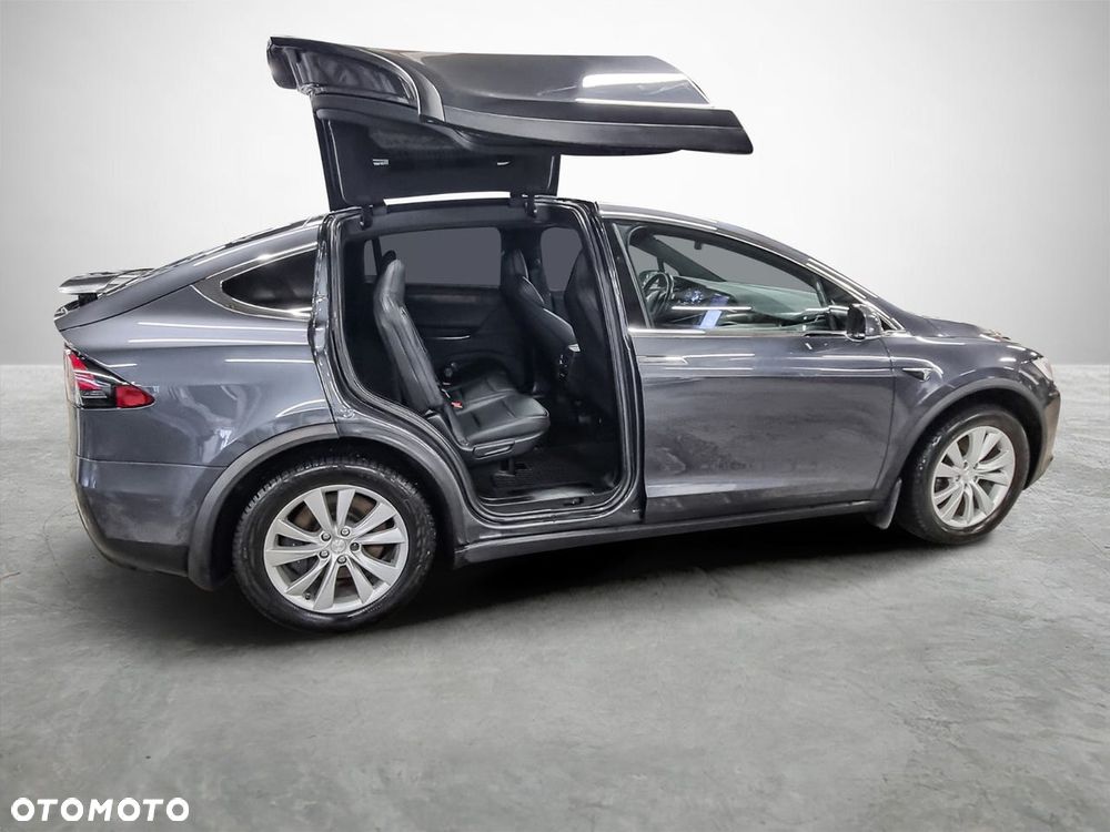 Tesla Model X - 12
