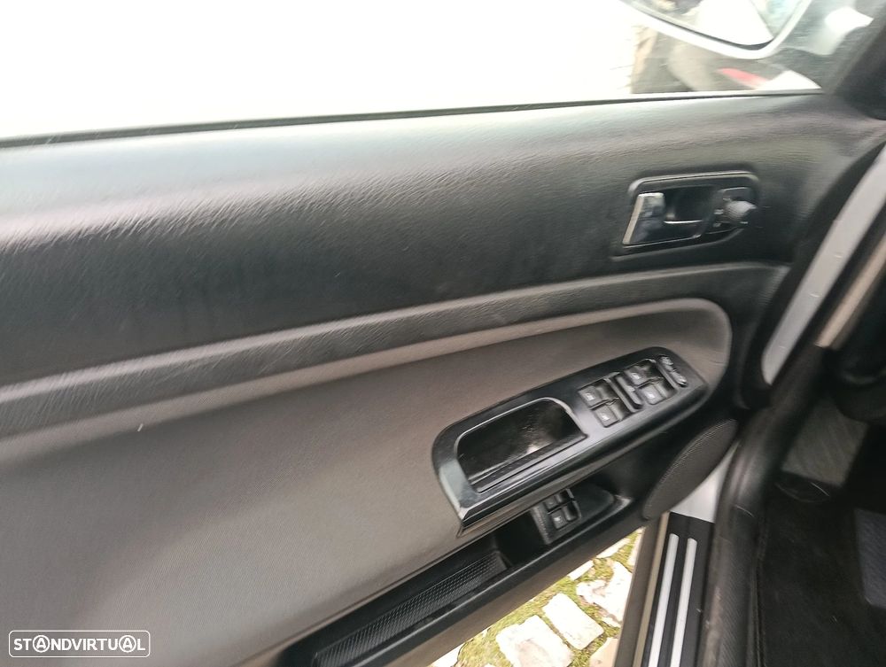 VW Passat 1.9 TDi Highline - 10