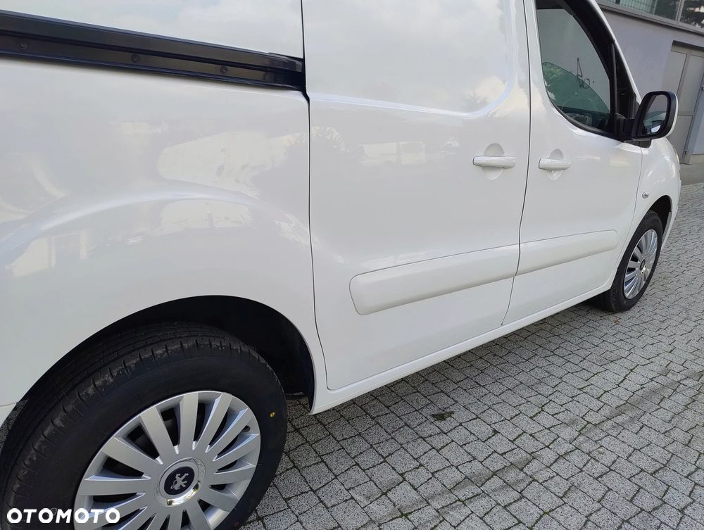 Peugeot PARTNER PO LIFT 1.6 HDI (90KM) 5-BIEGÓW KLIMA TEMPOMAT TABLET STAN IDEALNY FULL OPCJA BEZWYPADKOWY SERWIS KM NIE MA RDZY ! ! ! - 29