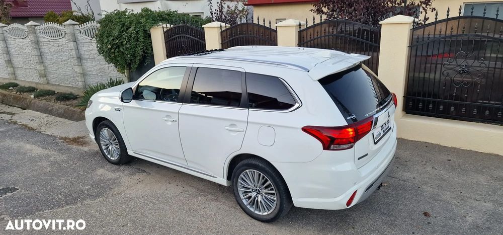 Mitsubishi Outlander 2.4 4WD Plug-In Hybrid Top - 18