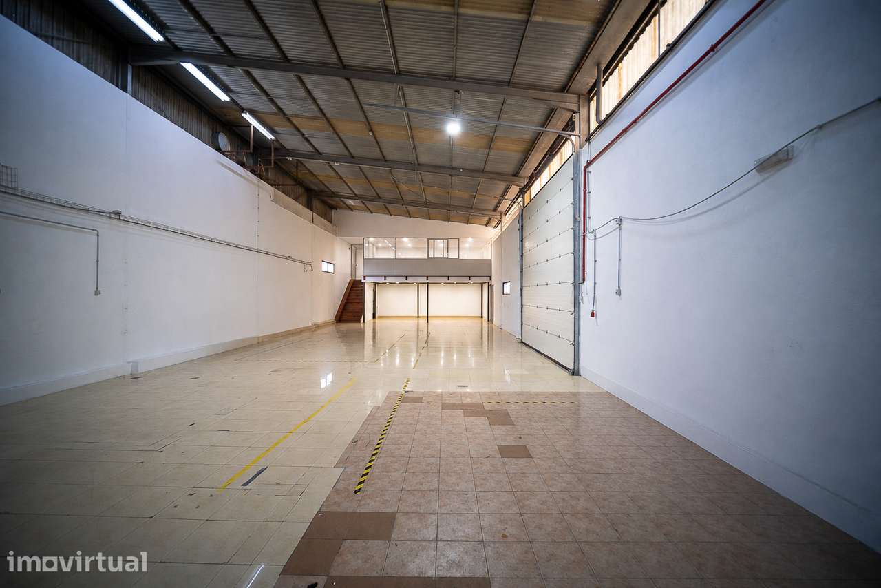 Armazém Industrial em Paços de Brandão com 304 m2 - Grande imagem: 4/10