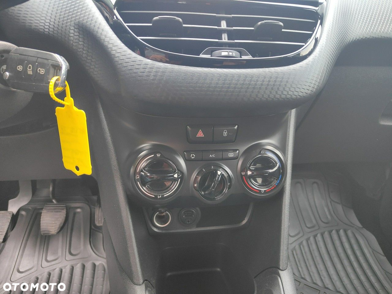 Peugeot 208 - 14