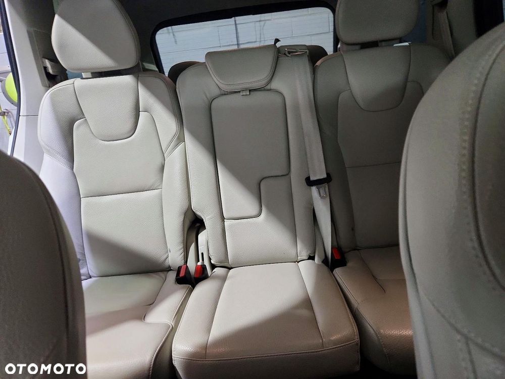 Volvo XC 90 - 9