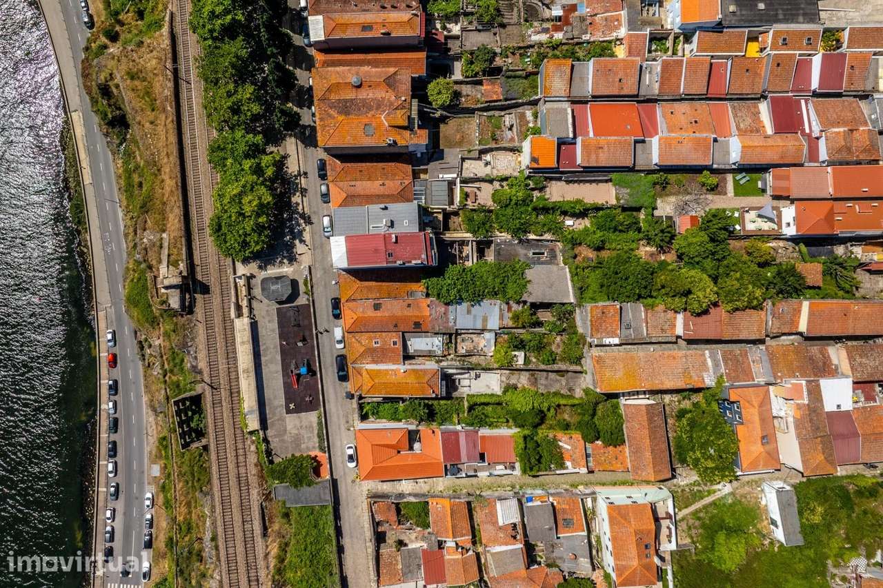 Prédio com vista Douro para reabilitar — Fontaínhas — Potencial de amp - Grande imagem: 5/26