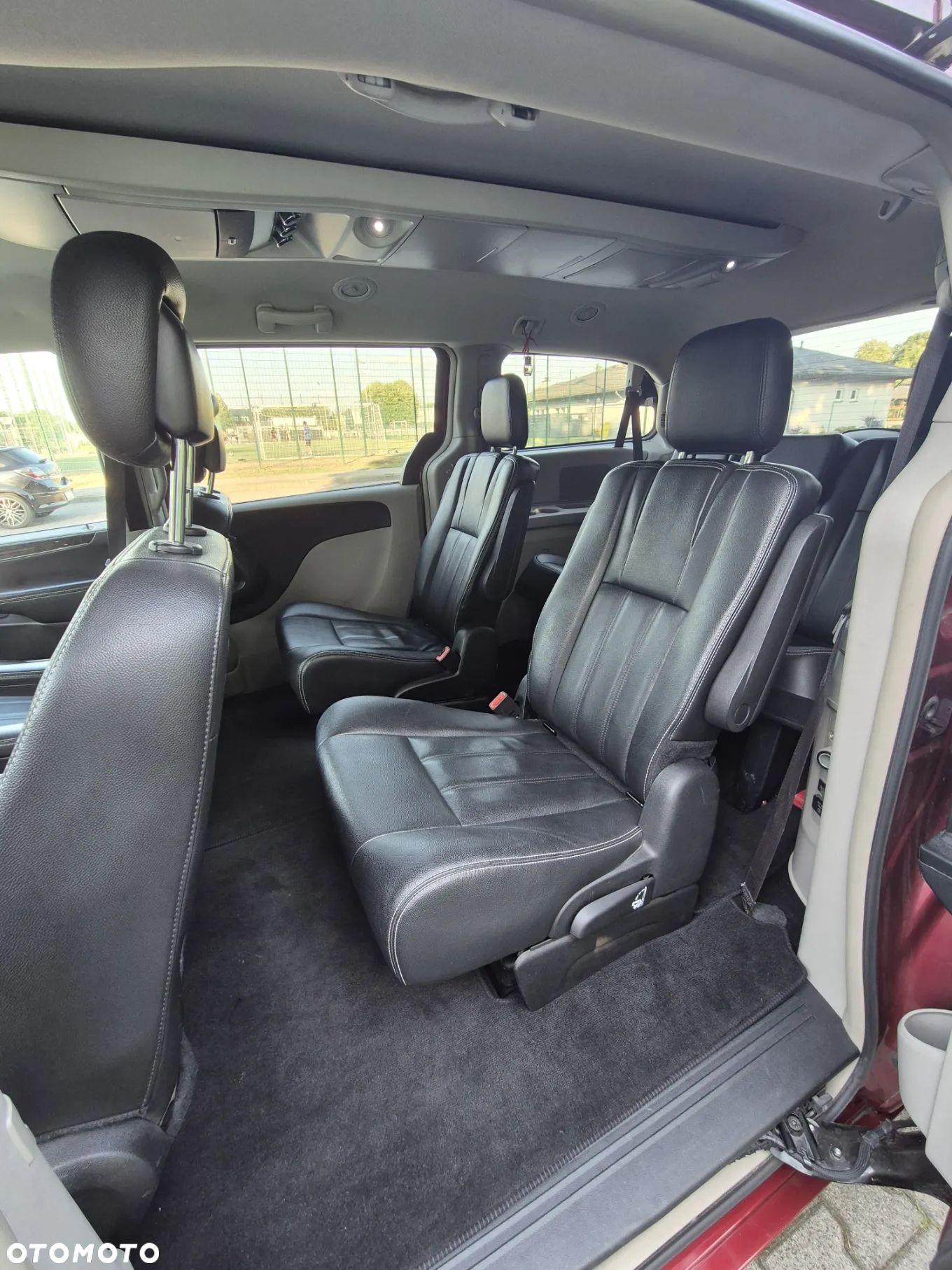 Chrysler Town & Country - 13